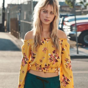 Floral off-shoulder top - Groppad, varmt gul top i mjukt tyg med resorärmar och smocking vid midja och axlar. Sitter bra och glider inte ned när man bär den. Jättestretchig så passar allt från S (som jag är) till L❤️ Tröjan kommer inte längre till användning, gratis frakt. 