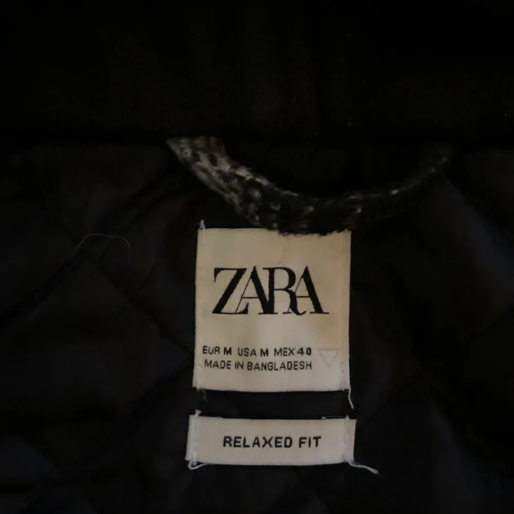 Jättefin jacka köpt på Zara Man, men passar alla. Inbyggd luva vilket gör den så skön!. Jackor.