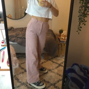 Manchesterbyxor  - Säljer mina ÄLSKADE manchesterbyxor! Storlek XS, de sitter som en smäck, både i midja och rumpa😉 Märket är H&M & nypriset ligger på 500kr, finns inte på hemsidan längre! 