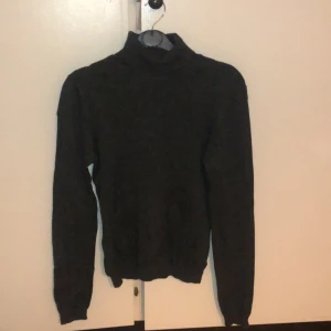 Polotröja  - Oanvänd polotröja från vero Moda 