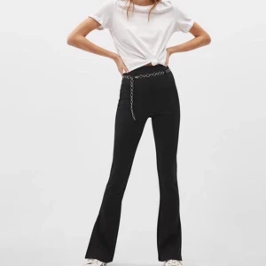 svarta kostymbyxor med slit - svarta kostymbyxor från bershka!! med kedja och slit. köparen står för frakt 