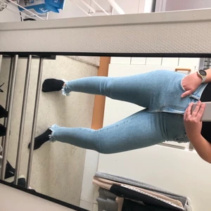 Super sköna jeans från bikbok - Tjocka stretchiga jeans från BikBok med fransar nertill. Storlek L men passar även en M. Super sköna och perfekta inför vintern! 