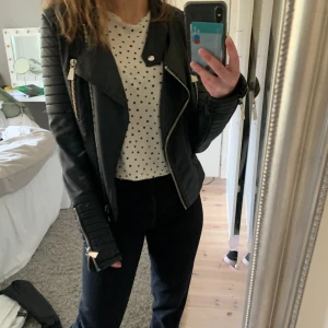 Skinnjacka - Moto skinnjacka från Chiquelle. Använd några få gånger, men har en liten repa på insidan av armen som inte syns när man har på sig den. Köpt för 699, säljer för 200 men priset kan diskuteras. 