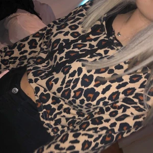 Croppad leopard hoodie storlek 34 - En kortare leopard hoodie från Nelly. Använd ett fåtal gånger. Fint skick, som ny. 