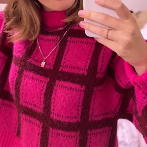 Monki stickad tröja strl M - Mysig rosa stickad tröja från Monki i bra skick! Storlek: M Nypris: 400 kr. Jag står för frakt💗💗💗