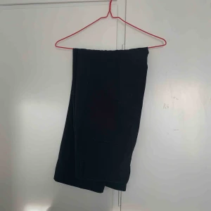  - världens snyggaste och skönaste kostymbyxor från gina tricot!! Fint skick men säljer pga blivit för stora tyvärr  köpare står för frakt❤️ 