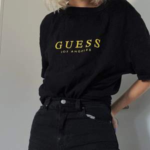 T-shirt från GUESS originals Köpt på Urban Outfitters i Stockholm på herravdelningen och är därför en stor M.  Nypris 49€ (512kr)