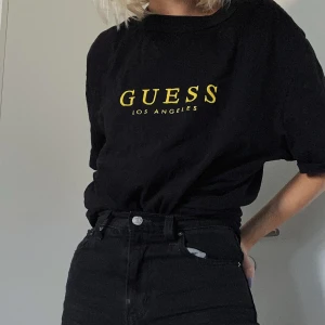 Guess T-shirt  - T-shirt från GUESS originals Köpt på Urban Outfitters i Stockholm på herravdelningen och är därför en stor M.  Nypris 49€ (512kr)