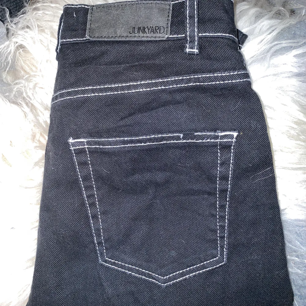 Ett par sjukt snygga svarta straight jeans med vita sömmar från junkyard här!;) Använda Max 5 gånger<3 Assnygga jeans!  Jag är 170-172 cm lång, sitter snyggt på både dom som är längre och kortare<3. Jeans & Byxor.