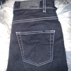 Ett par sjukt snygga svarta straight jeans med vita sömmar från junkyard här!;) Använda Max 5 gånger<3 Assnygga jeans!  Jag är 170-172 cm lång, sitter snyggt på både dom som är längre och kortare<3