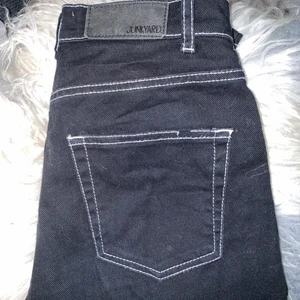 Svarta straight jeans med vit söm från JUNKYARD<3 - Ett par sjukt snygga svarta straight jeans med vita sömmar från junkyard här!;) Använda Max 5 gånger<3 Assnygga jeans!  Jag är 170-172 cm lång, sitter snyggt på både dom som är längre och kortare<3
