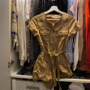 ”Safari” klänning från Zara - ”Safariklänning” i linne från Zara🐵🐯🐨 kan även användas som ”kofta” eller vad man säger :)) (se bild 3) Knytbar i midjan. Köparen står för 🚚.