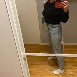Blå mom-jeans - (Bild på min syrra) Blåa mom jeans från Gina! Sparsamt använda i storlek 36. Jag har 32 och de är alldeles förstora för mig! Frakt tillkommer