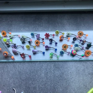 Navelpiecing REA - Köp hur många du vill! De kostar 5 kr styck. Coola modeller och färger