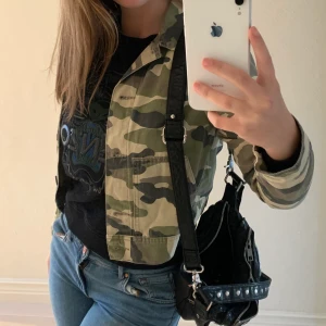 Militär jacka - Snygg militär jacka perfket till hösten✨✨ Lätt att matcha och skönt tyg. Storlek M❤️❤️