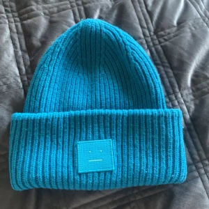 Acne mössa  - Säljer min blåa unika acne mössa som inte går att köpa längre. Sparsamt använd och självklart äkta, har dock inget kvitto kvar. Kan mötas upp i Stockholms trakten eller frakta men köpare står för frakt och ansvarar inte för postens slarv.