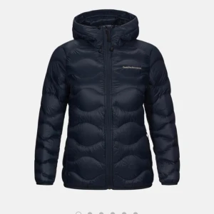 Peak performance - Säljer nu min peakperformance jacka då den tyvvär inte kommer till användning. Använd en vinter ungefär!🥰hör gärna av er vid funderingar