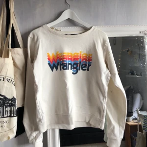 Wrangler sweatshirt - Sweatshirt från wrangler! Storlek M men passar S lika bra. Frakt tillkommer