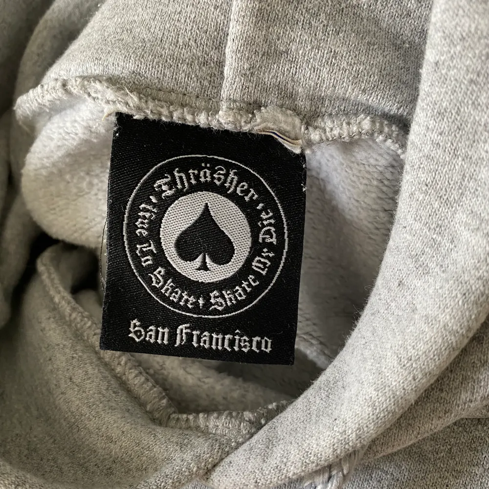 Kollar intresset av min gråa thrasher hoodie, superbra skick och älskar den men lite för liten. Skriv gärna vid intresse eller om fler bilder💗 obs den är äkta! BUDA!. Hoodies.