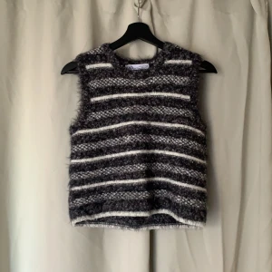 Väst från zara  - En snygg stickad och populära väst från zara vad jag vet som inte finns kvar på deras hemsida. Endast använd ett fåtal gånger 