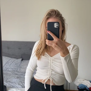 Vit festtopp i storlek S - 🤍 SJUKT Bra festtopp i storlek S från BIKBOK. Aldrig använd då den är lite för tajt för mig, skulle säga att det är en liten S alternativ XS pga att den är ganska tajt över bysten/armarna😄  Nypris 250 kr, den är din för 100 kr🥳