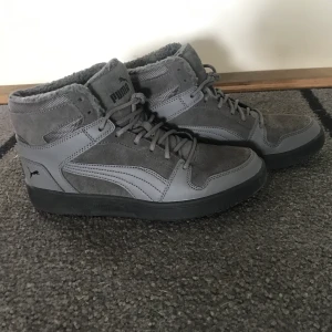 Puma Rebound Layup - Puma sneakers, endast använda en gång. Fodrade på insidan! Lite små i storleken så skulle nog passa 40 bättre än 41! kan mötas upp eller skicka, frakt tillkommer