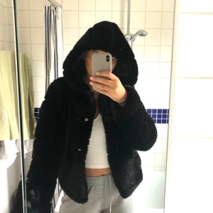 Pälsjacka Svart - Säljer min underbara pälsjacka från Mingo med luva. Jättenajs nu till hösten och den är i princip oanvänd. Har knappar som man stänger jackan med. Så fint med en stickad tröja under! Är i st S men passar M lika bra. Nypris 899kr Budpris 350kr!🙌🏼🙌🏼