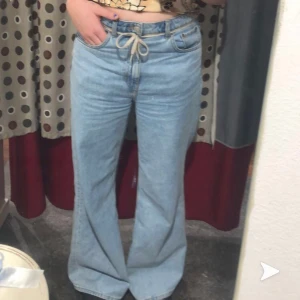 Supernsnygga jeans från weekday - Använda fåtal gånger och köpta nästan precis, säljer pga att dom blivit för stora🥰