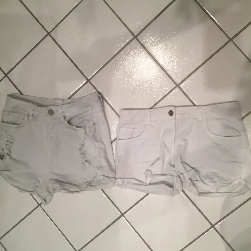 Säljer 2 super snygga vita jeans shorts, det ena paret har hål detaljer. Det paret som inte har hål detaljer är storlek 36 det andra är S. Dom är väl använda och köpta begagnade i bra skick. Säljer dom tillsammans för 150 men var för sig för 60 kr. Köparen står för frakten.. Shorts.