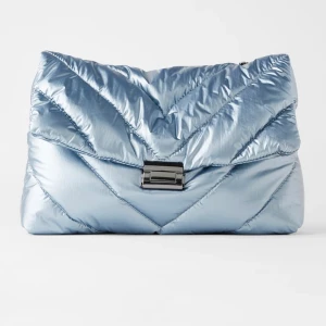 Zara väska - Använd 1 gång, så den är i väldigt fint skick. Köpt för 399kr. Köparen står för frakten. Bud från 150kr.                      Budet just nu: 200kr