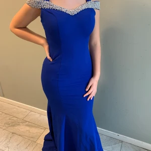 Festklänning - Fin balklänning med detaljer över axlarna