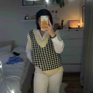  - Säljer denna trendiga stickade väst, identisk den från Zara. Storlek M/L. Buda i kommentarerna! Köparen står för frakt💓