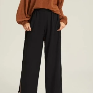 Byxor med slits  - Säljer ett par helt nya byxor med slits. Det är tunt material och perfekt för sommaren, eller till och med våren och hösten. Pris går att diskutera. Skriv  om ni har frågor 😊