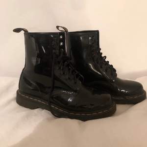 Svarta lackade assnygga dr. Martens som jag köpte här på plick men som tyvärr var för små för mig. De är nästan helt nya och utan några märken eller så. Jag själv har inte hunnit använda dem än. Kom privat för mer bilder och information. 