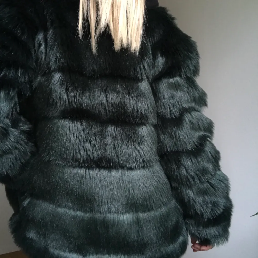 Säljer denna mörkgröna jacka från Nelly.com. Använd få gånger. Storlek 34💕💕 passar perfekt till höst och vinter!!. Jackor.