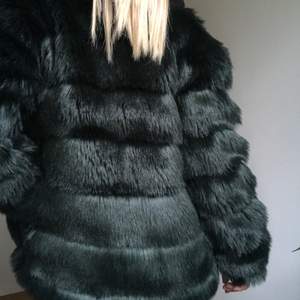 Säljer denna mörkgröna jacka från Nelly.com. Använd få gånger. Storlek 34💕💕 passar perfekt till höst och vinter!!