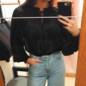 Snygg blus - Snygg, stilren, festlig blus. Använd ett fåtal gånger, är i nyskick. Strl. 36 men funkar till 34 och 38 också! Stretchig.