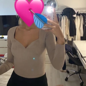 Beige body  - En beige jättefin body med string från Nelly. Storlek M💘
