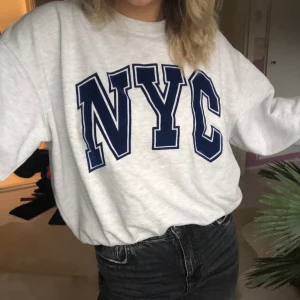 Vintage sweater  - Collegetröja från BIK BOK i storlek XS men sitter oversize på mig som normalt har xs-s i storlek
