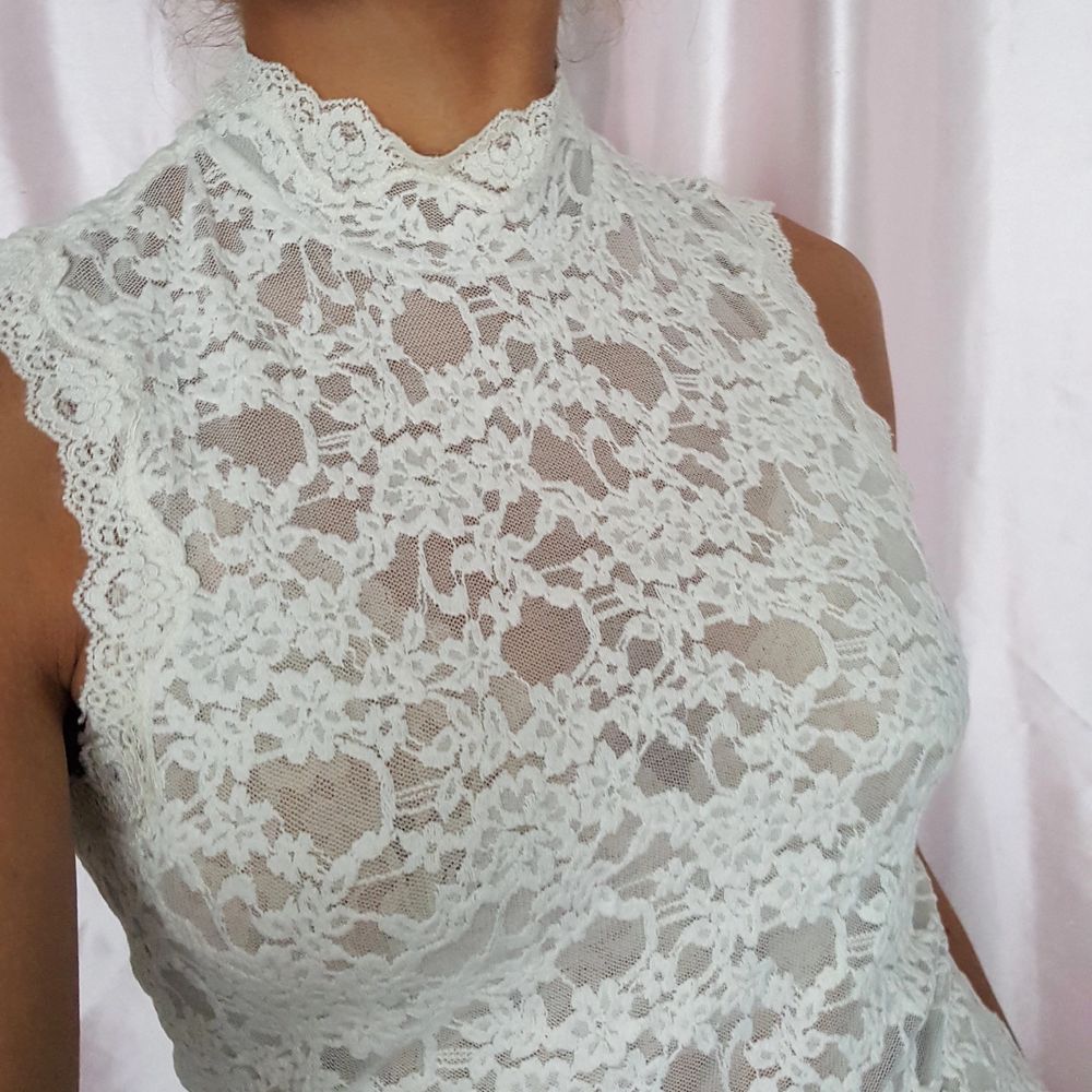 đŒ BEAUTIFUL WHITE TURTLENECK TOP WITH BUTTON AT NECK, MADE OF STRETCHY LACE. FROM DANISH ROSEMUNDE. âȘSize EU 34/XS âȘCondition 10/10 đ»My measurements âȘHeight 161cm / 5'3