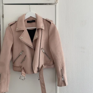 Rosa mocka jacka, ZARA  - Säljer denna fina ljusrosa jackan från ZARA. Jackan är i en mockaimitation. Aldirg använd och en jättefin jacka att ha till våren eller nu tidig vinter! Säljes pga ingen användning av den. Jackan är i storlek S. Kan mötas upp och leverera, köparen står för leveransen! Priset är väldigt lågt men kan ytterligare diskuteras!