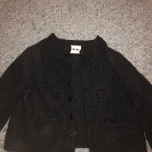 Svart kofta från acne - Jätte härlig och varm kofta ifrån acne endast använd en gång. Perfekt nu till hösten och vintern att mysa i. Är osäker på nypris. Kan mötas i Stockholm eller frakta, pris kan även diskuteras❤️🥰