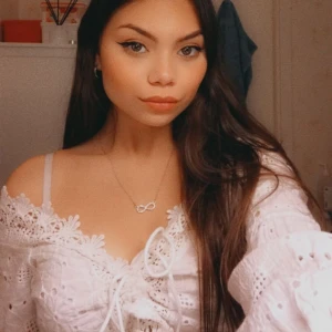 Offshoulder topp - En inressekoll på min vita offshiulder topp som jag verkligen ölskar men aldrig kommer till användning, den är jättefin till somrarna o jag anvönder en beige freebra under, det är en croptop o täcker nt ler än brösten.