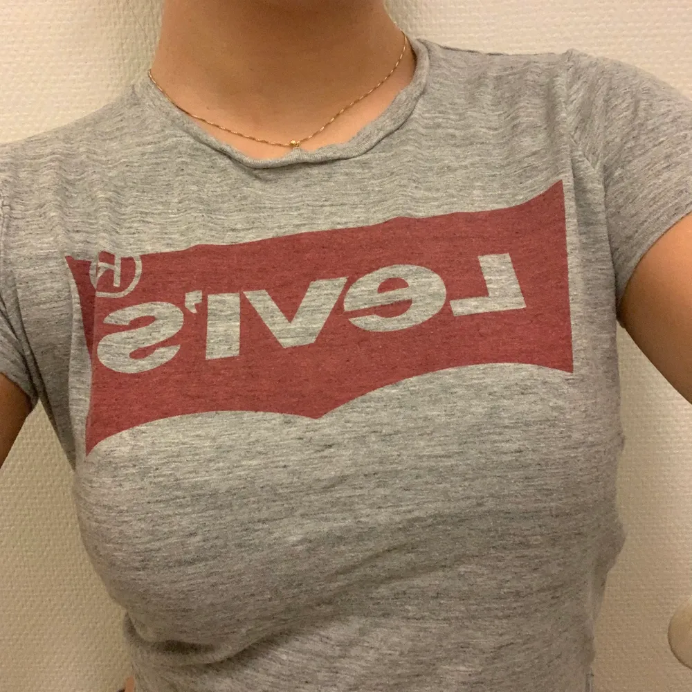 Säljer denna mycket sköna, snygga, äkta Levis tröja. Använd fåtal ggr (helt nytvättad) och ser fortfarande ut som ny. Säljer då den inte har blivit så stor användning. Nypris: 200kr❤️❤️. T-shirts.