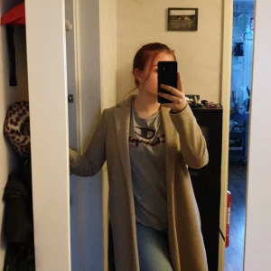 Kappa - Nästintill oanvänd kappa från Zara. Köpte den på plick men tyvärr var den lite tajt i ärmarna på mig, är vanligtvis en s/liten m och uppskattar mer att den är i storlek xs. Varm och skön av polyester. Ksn absolut tänka mig att byta mot en annan liknande kappa eller något annat tillome