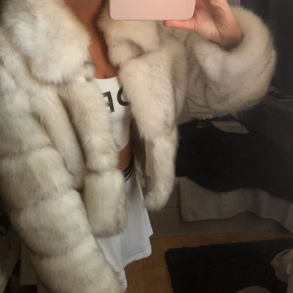 En vit faux fur med lite inslag av grått. Använd en kväll, så i väldigt gott skick. Tycker den är så snygg men har inga tillfällen att använda den då jag pluggar och inte gör så extravaganta saker längre haha. Köpt för 1200:- på Missguided.. Jackor.