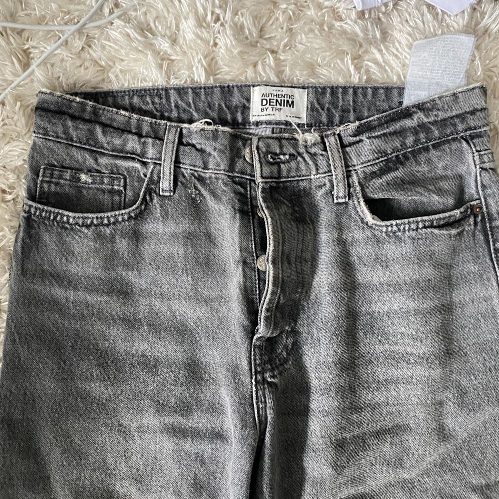 Ett par gråa jeans från Zara i storlek 38 helt oanvända pga för stora. Säljer för 200kr!. Jeans & Byxor.