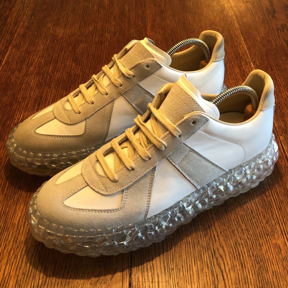 Den klassiska modellen ”Maison Margiela Replica”, fast med en bubbelsula. Ett par av de absolut coolaste skorna, som det franska modehuset tagit fram. Unikt utseende som drar blickar till sig. Mod. S37WS0503-White. Enbart använda två ggr av mig inomhus, dock är den högra skon något mörkare än den vänstra pga. prövad av andra kunder. Försvinner när du börjar använda dem. Nypris:6295kr . Skor.