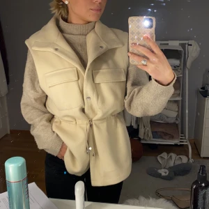 Väst - Beige väst från Gina tricot, stolek M men passar mig i S, snyggt med overasize:) (finns inte längre kvar i butiken) säljer endast om det kommer ett bra bud, använd 2ggr köpt pris: 499kr 