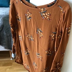 Ny blus från Massimo Dutti ✨ -  🍁Helt ny superfin blus i tunt tyg som passar nu i höst. Bara upptvättad.  Storlek 38 🍁Pris: 180 kr 📍Kan mötes upp i Mölnlycke 📮Kan skickas mot fraktkostnad 🚫Djurfritt och rökfritt hem